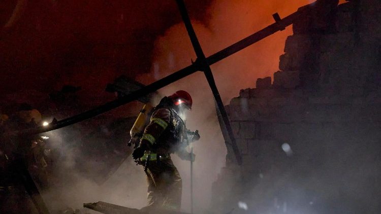 Serviços de emergência no local de um ataque de drones a uma fábrica civil em Kharkiv, Ucrânia, 02 de fevereiro de 2025 em meio à invasão russa em andamento. Ninguém ficou ferido no ataque, de acordo com o relatório do Serviço de Emergência do Estado. EPA/SERGEY KOZLOV