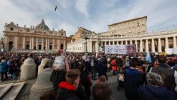 वाटिकन सिटी में विश्वासी देवदूत प्रार्थना में भाग लेते