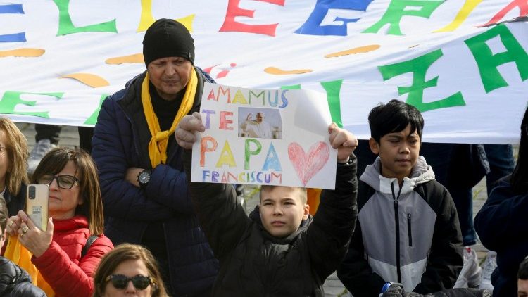 Gyerekek köszöntik a Szentatyát...   