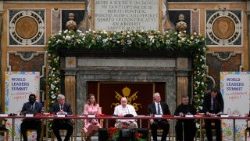 Pàpa Franswa nakokamba likita oyo etali lotomo mpo ya bana o mokili mobimba, o mokolo mwa 3 febuali 2025.