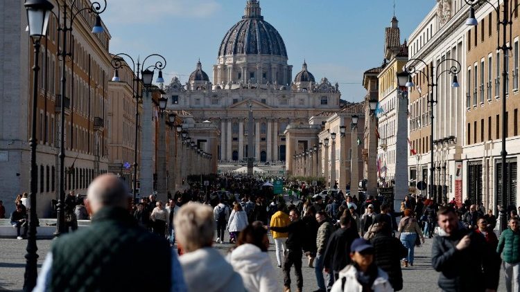 Peregrinos caminham em direção à Porta Santa da Basílica de São Pedro