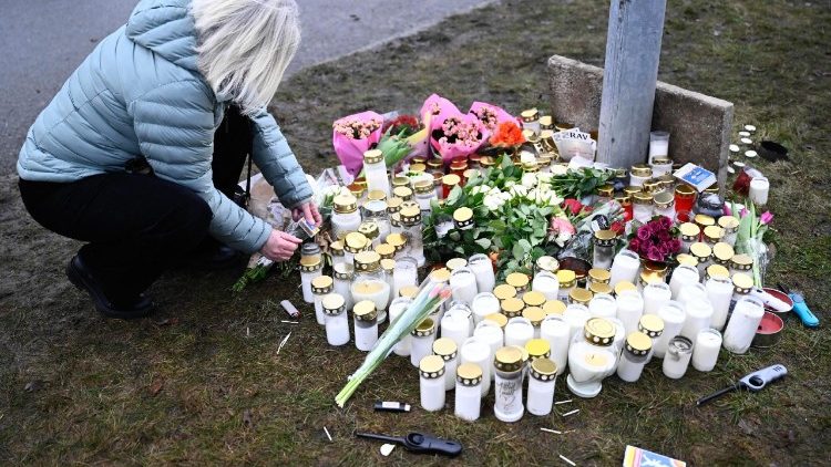 Цветы на месте трагедии в Эребру