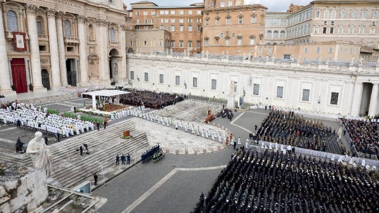 संत पेत्रुस महागिरजाघर का प्राँगण