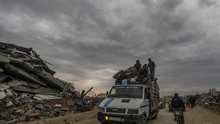 नेत्ज़ारिम कॉरिडोर से आईडीएफ के हटने के बाद गाजा में फिलिस्तीनी उत्तर की ओर यात्रा कर रहे हैं।