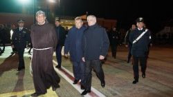 रोम के चम्पिनो हवाई अड्डे पर फादर  फाल्टास गाजा से 14 गंभीर रूप से बीमार बच्चों और उनके परिजनों का स्वागत किया