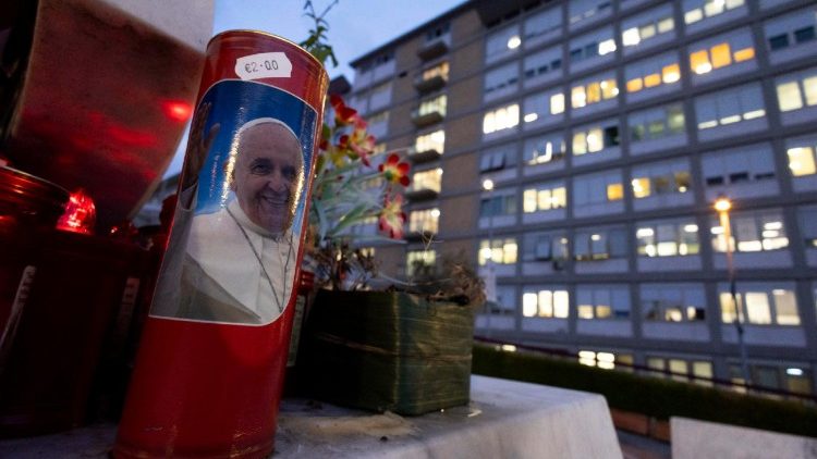 Viele Menschen beten und haben Kerzen für Papst Franziskus zur Gemelli-Klinik in Rom gebracht