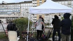 Вярващи пред болницата "Джемели"