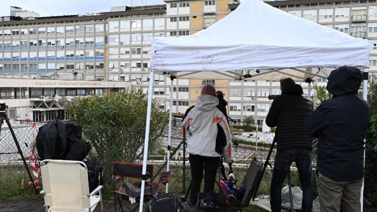 Вярващи пред болницата "Джемели"