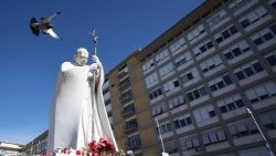 La statua di Giovanni Paolo II al Gemelli