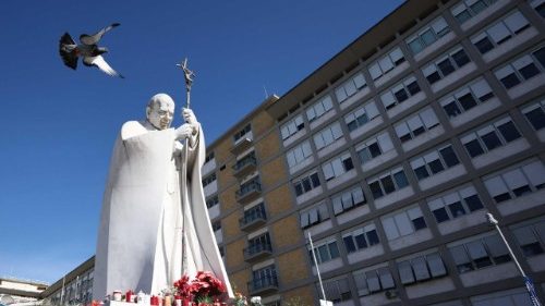 Il Papa al Gemelli: notte serena, colazione e lettura giornali al mattino
