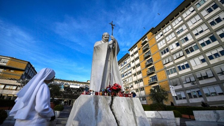 La statua di Giovanni Paolo II nel cortile del Gemelli