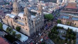 மெக்சிகோவின் குவாதலூப்பே பேராலயம் திருப்பயணிகளுடன்