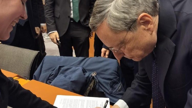 Draghi al Pe tra selfie e autografi su banconote e bandiere