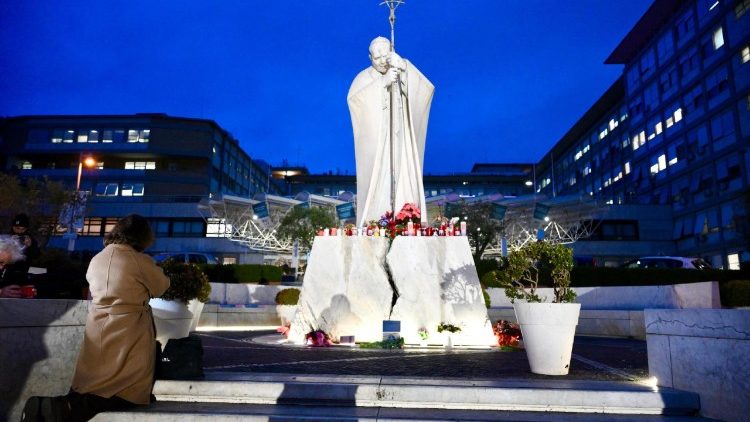 Statuia Sfântului Ioan Paul al II-lea din curtea Policlinicii ”Agostino Gemelli” de la Roma.