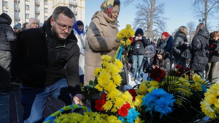 L'omaggio della popolazione ucraina agli attivisti uccisi durante le proteste antigovernative del 2014, esattamente 11 anni fa