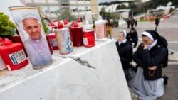 Các nữ tu cầu nguyện cho Đức Thánh Cha tại bệnh viện Gemelli