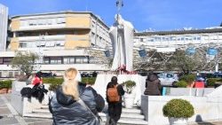 Các tín hữu cầu nguyện trước tượng Thánh Gioan Phaolô II ở bệnh viện Gemelli