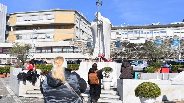 Các tín hữu cầu nguyện trước tượng Thánh Gioan Phaolô II ở bệnh viện Gemelli