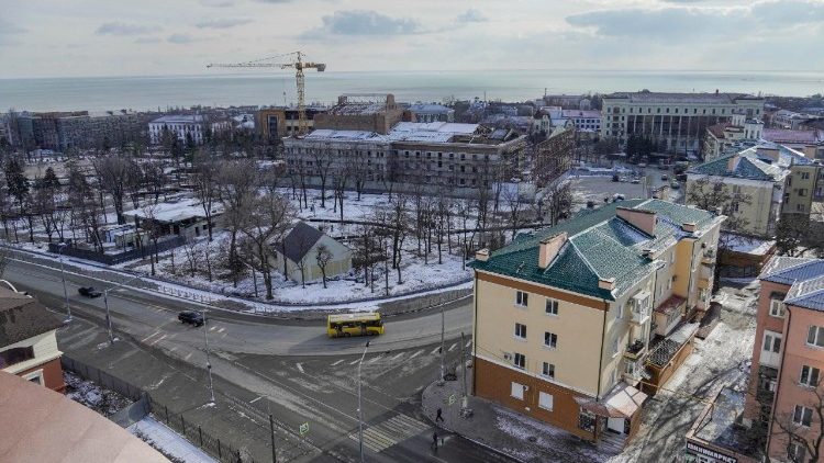 Uma vista do centro de Mariupol, do Teatro Dramático de Mariupol, da igreja ortodoxa russa do Santo Príncipe Alexander Nevsky, em 16 de fevereiro de 2025 (foto divulgada em 21 de fevereiro de 2025). EPA/STRINGER 