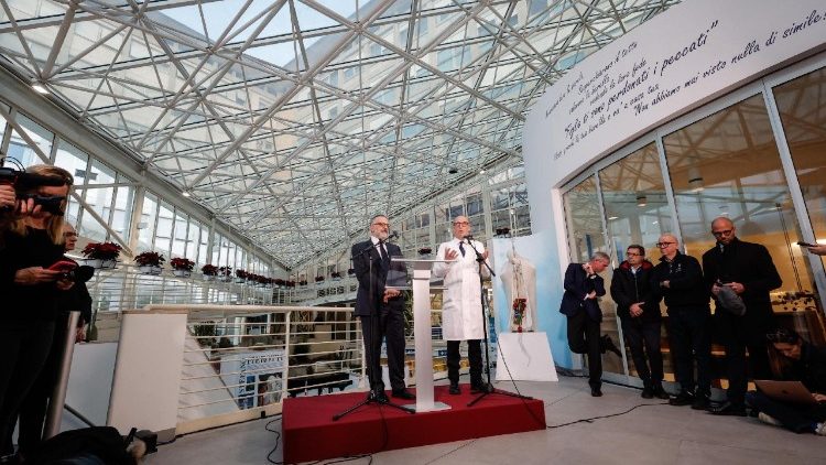 A pápa kezelőorvosai tájékoztatják az újságírókat