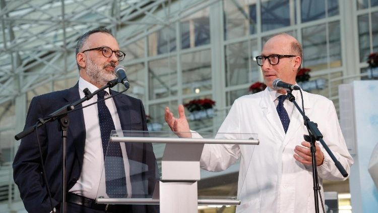 Die Ärzte Luigi Carbone und Sergio Alfieri stellen sich den Fragen der Presse