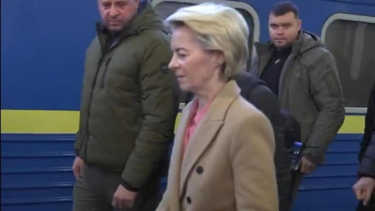 Von der Leyen arriva a Kiev con il treno