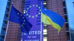 यूरोपीय संघ और युक्रेन का झंडा 