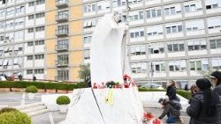 ജെമെല്ലി ആശുപത്രിക്ക് മുന്നിൽനിന്നുള്ള ഒരു ദൃശ്യം