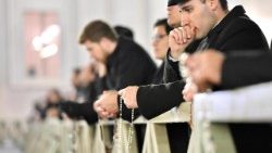 Różaniec w intencji Ojca Świętego odmawiany jest na placu przed bazyliką św. Piotra