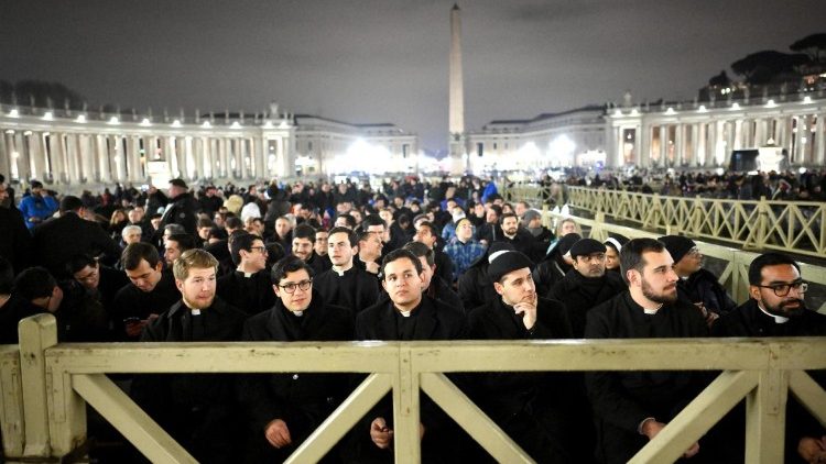 Umati wa watu wa Mungu ukimwombea Papa Francisko