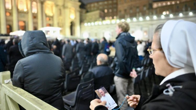 Seit Montag (24.2.) lädt der Vatikan zum Rosenkranzgebet auf dem Petersplatz - wir übertragen im Livestream
