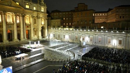La place Saint-Pierre prie pour le Pape avec le cardinal Parolin