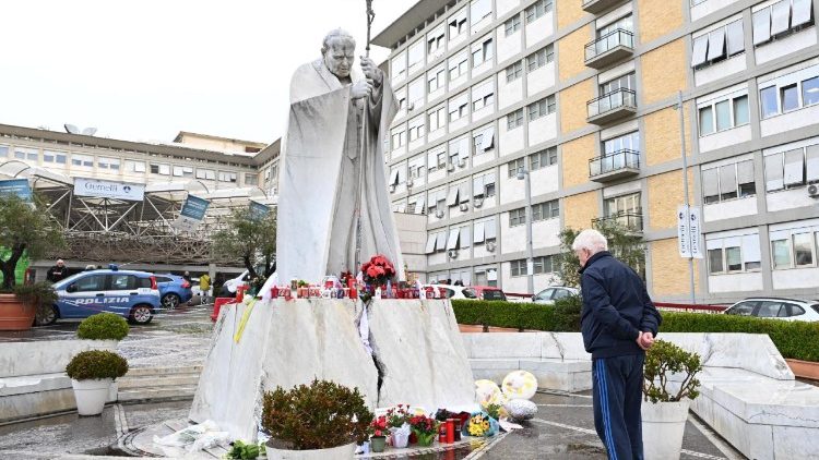 ജെമെല്ലി ആശുപത്രിക്ക് മുന്നിൽനിന്നുള്ള ഒരു ചിത്രം