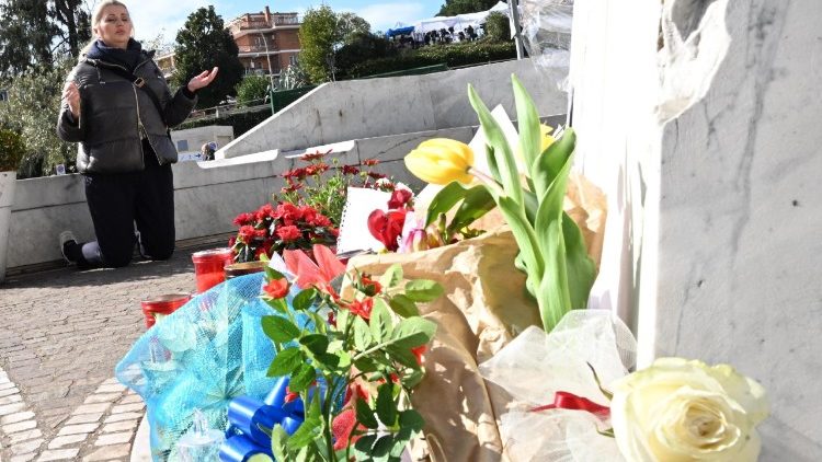 La preghiera per il Papa al Gemelli