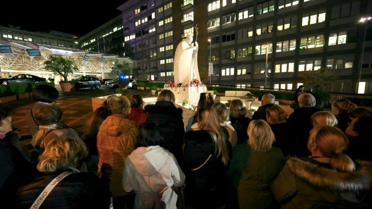 27 februarie 2025: Imagine din curtea Spitalului "A. Gemelli", din Roma, unde papa Francisc se află internat din data de 14 februarie