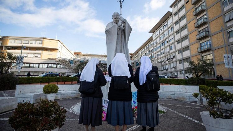 ஜெமெல்லி மருத்துமனையில் உள்ள புனித திருத்தந்தை இரண்டாம் ஜான் பால் திருவுருவ சிலைக்கு முன்னர் திருத்தந்தை பிரான்சிஸ் அவர்களுக்காக செபிக்கும் அருள்கன்னியர்