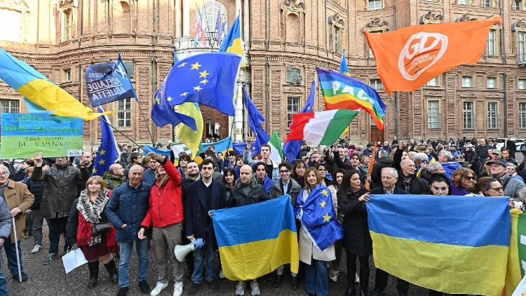 Người dân Châu Âu thể hiện sự liên đới với Ucraina