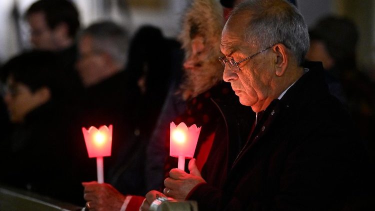 Watu wa Mungu wakimwombea Papa Francisko