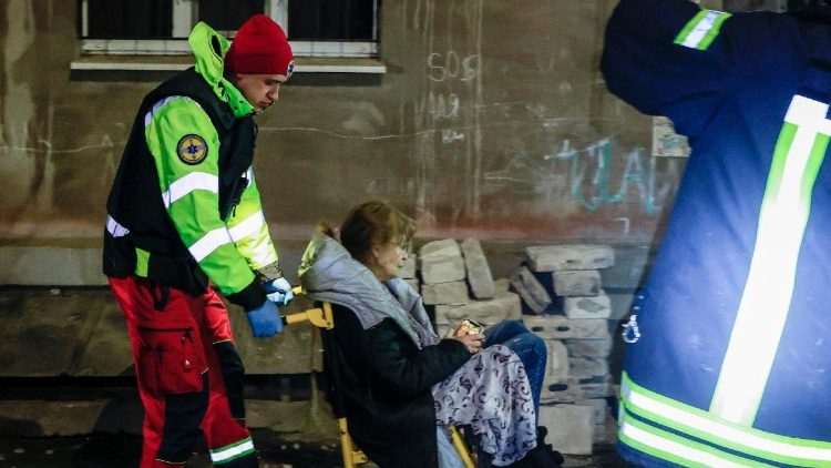 Equipes de resgate ucranianas ajudam um morador local (C) após um ataque de drone russo a um prédio residencial em meio à invasão russa em andamento em Kharkiv, Ucrânia, 02 de março de 2025 (emitido em 03 de março de 2025). Pelo menos oito pessoas, incluindo uma criança, ficaram feridas em um ataque de drone russo a Kharkiv, a segunda maior cidade da Ucrânia, no final de 02 de março de 2025, de acordo com o Gabinete do Promotor Regional de Kharkiv. EPA/SERGEY KOZLOV