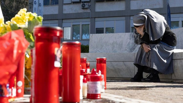 പാപ്പാ കഴിയുന്ന ജെമല്ലി ആശുപതിയ്ക്കു മുൻപിൽ  