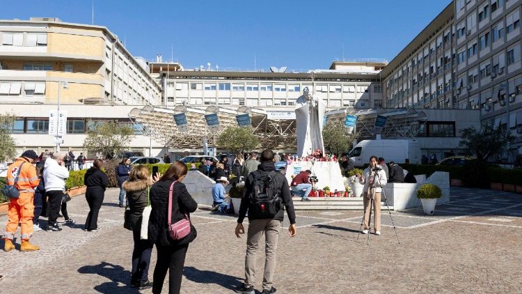 Raduno di fedeli nel piazzale esterno del Gemelli di Roma dove è ricoverato Papa Francesco 