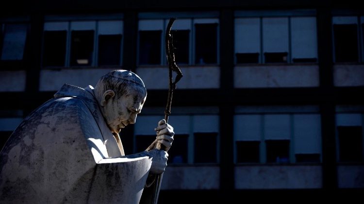 Szent II. János Pál pápa szobra a római Gemelli-kórház előtt