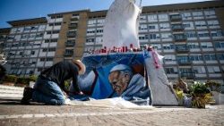 Pred bolnišnico Gemelli se vsak dan zbirajo verniki k molitvi za papeža 