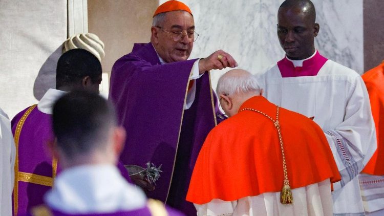 Kardinal Angelo De Donatis bei der Messe am Aschermittwoch 2025