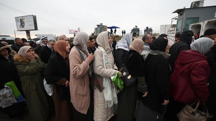 Người dân Palestinians chờ đợi đi qua trạm kiểm soát của Israel