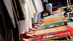 Páteční modlitba během ramadánu v Pákistánu