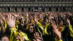 உற்சாகத்தில் பெண்கள் 