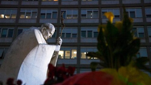 Папа в лікарні: поступове незначне покращення