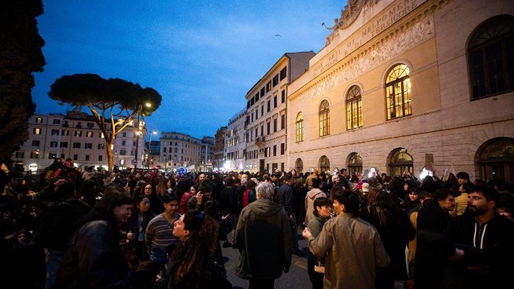 LA PIAZZA FUCSIA, MIGLIAIA CONTRO GUERRA E PATRIARCATO