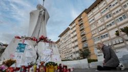 Những hình ảnh và lời cầu nguyện cho Đức Thánh Cha được đặt dưới tượng Thánh Gioan Phaolô II ở bệnh viện Gemelli